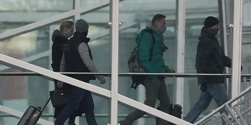 Kremlgegner Alexej Nawalny und seine Ehefrau Julia, die mit einem Flugzeug der Fluggesellschaft "Pobeda" zurück nach Moskau fliegen wollen, steigen ins Flugzeug. Foto: Michael Kappeler/dpa