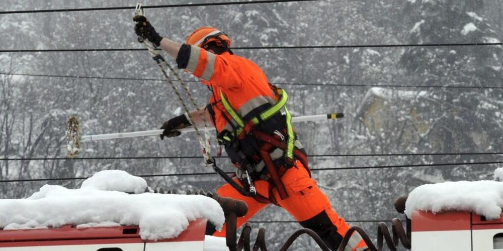 Sämtliche Dienste der SBB sind wegen des Schnees und der Kälte pausenlos im Einsatz. Die Störungen werden das Netz auch noch in der kommenden Woche beeinträchtigen.