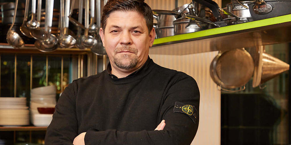 Fernsehkoch Tim Mälzer steht in der Küche seines Restaurants «Die Gute Botschaft». Foto: Georg Wendt/dpa