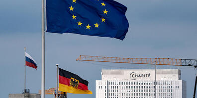 ARCHIV - Die russische Flagge ist auf der Botschaft der Russischen Föderation in Berlin Mitte, nicht weit vom Bettenhaus der Charité, gehisst. Im Vordergrund wehen die deutsche und die europäische Flagge auf einem Ministerium. Foto: Bernd von Jutr...
