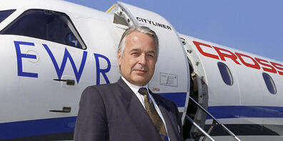 Staatssekretär Franz Blankart am 13. April 1992 auf dem Flughafen Bern-Belp vor dem Abflug zur Parafierung des EWR-Vertrages nach Brüssel. (Archivbild)