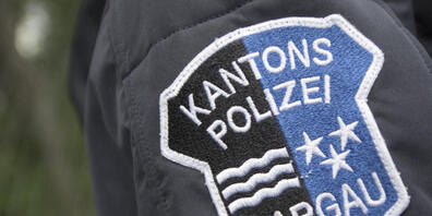 Die Aargauer Kantonspolizei rückte am Freitagabend wegen einer Schlägerei in Zofingen aus: Drei junge Männer verletzten dabei SVP-Grossrat René Schindler. (Symbolbild)