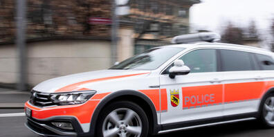Die Kantonspolizei Bern sucht einen Mann, der ein landwirtschaftliches Detailhandelsgeschäft überfallen hat. (Symbolbild)