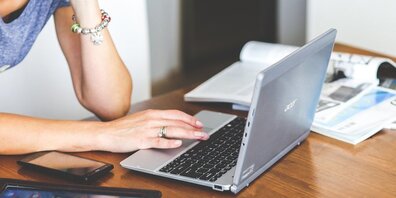 Da sich die Corona-Lage entspannt, denkt die IHK an eine Aufhebung der Home-Office-Pflicht für alle Unternehmen. (Symbolbild)