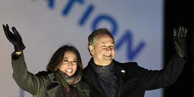 ARCHIV - Kamala Harris, «Gewählte Vizepräsidentin» («Vicepresident-elect»), und ihr Ehemann Doug Emhoff winken Unterstützern während einer Wahlkampfveranstaltung. Foto: Michael Perez/AP/dpa