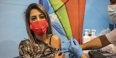 Eine Frau erhält im Rahmen einer landesweiten Impfkampagne eine Dosis des Corona-Impfstoffs von Biontech/Pfizer in einem Impfzentrum in Jerusalem. Foto: Ilia Yefimovich/dpa