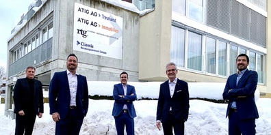 Die Verantwortlichen vor dem neuen Clientis Beratungszentrum in Gossau: Marcel Gähler (ATIG AG), Patrick Schiegg (Clientis Bank Oberuzwil AG), Dr. Martin E. Looser (Küng Rechtsanwälte & Notare AG), Adrian Müller (Clientis Bank Oberuzwil AG) und Thomas Mesmer (ATIG AG).