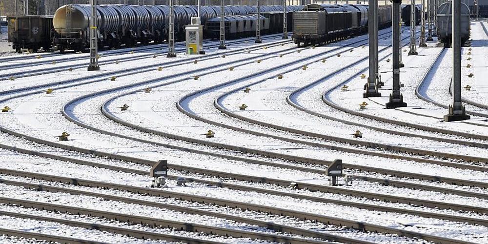 Das Winterwetter macht den SBB zu schaffen. Bis Dienstagabend kommt es deshalb zu Ausfällen. Reisende müssen mit längeren Reisezeiten rechnen. (Archivbild)