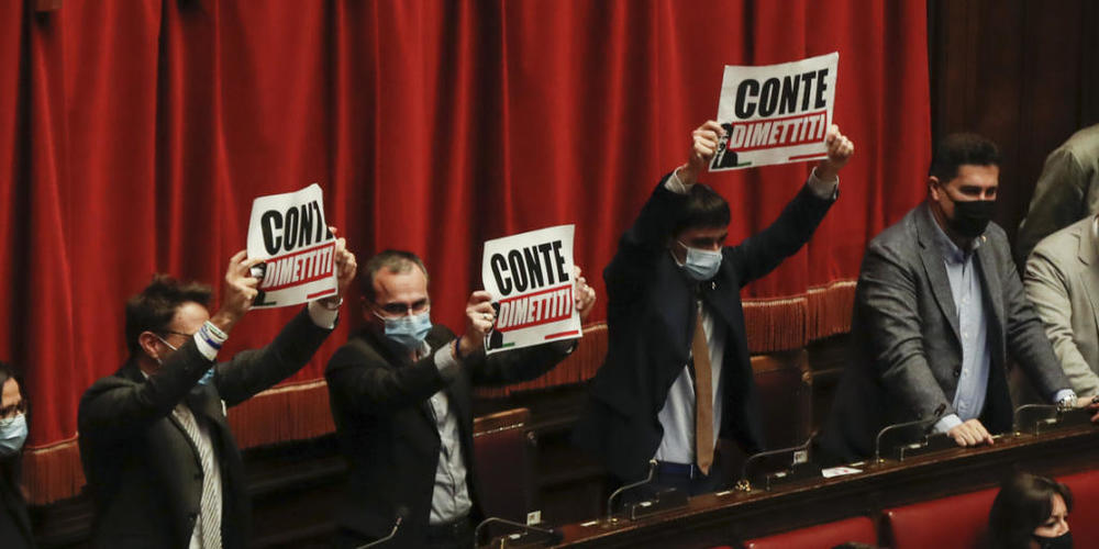 Protest vor dem Vertrauensvotum: Abgeordnete halten während einer Rede von Italiens Ministerpräsident Conte Plakate mit der Aufschrift «Conte, tritt zurück» in die Höhe. Foto: Alessandra Tarantino/AP/dpa