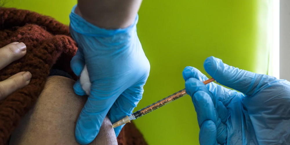 Eine 108 Jahre alte Italienerin ist nach einer überstandenen Corona-Infektion gegen das Virus geimpft worden. (Symbolbild)