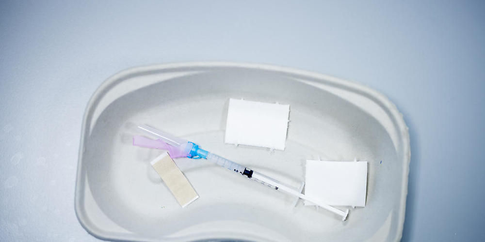 Eine Spritze, die den Impfstoff von Moderna gegen Covid-19 enthält. Foto: Rolf Vennenbernd/dpa