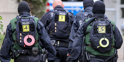 ARCHIV - Beamte der Bundespolizei gehen im Rahmen einer Razzia durch ein Wohngebiet (Illustration). Foto: Jan Woitas/dpa-Zentralbild/dpa