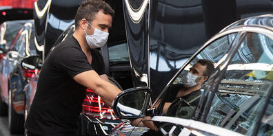 Der Autoabsatz in der EU hat stark unter der Corona-Pandemie gelitten - im Bild die Produktion der S-Klasse bei Daimler. (Archivbild)
