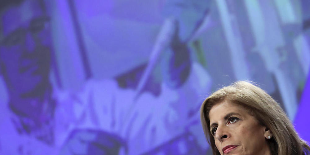 ARCHIV - Stella Kyriakides, die für Gesundheit zuständige EU-Kommissarin, hört sich Fragen an während einer online Pressekonferenz im EU-Hauptquartier. Foto: Yves Herman/Reuters Pool/AP/dpa
