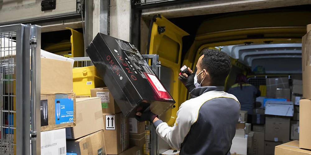 Wegen Homeoffice und Lockdown bestellten sich im vergangenen Jahr viele ihre Ware nach Hause. Die Post hatte insgesamt 182,7 Millionen Pakete zu verarbeiten - über 20 Prozent mehr als im Vorjahr. (Symbolbild)