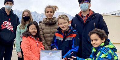 Schüler der International School Rheintal präsentieren stolz die Urkunde für die Platzierung als eine der 50 besten internationalen Schulen mit IB-Programm in Europa (Bild: leaderdigital.ch)