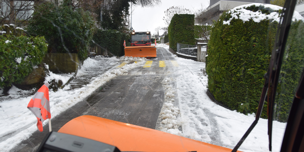 Zwei Schneepflüge der Gemeinde Freienbach begegnen sich auf einer Quartierstrasse. Dies kam nur vor, weil einer ausserplanmässig im Einsatz stand. Fahrzeuge werden sonst bestmöglich miteinander koordiniert. (Bilder: Urs Attinger)