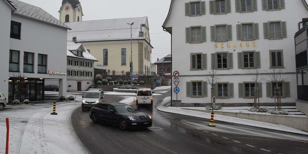 Linksabbiegen von der Roos- in die Bahnhofstrasse ist weiterhin erlaubt. Der Pfosten rechts gegen die Strählgasse hin soll aber ungeduldig Wartende am Ausweichmanöver hindern. Das funktioniere, meint die Gemeinde Wollerau, auch das schräge Trottoir und der Fussgängerstreifen beim «Sankt Verena» seien kein Problem. Eine Anwohnerin ist damit jedoch nicht einverstanden. (Bild: Andreas Knobel)