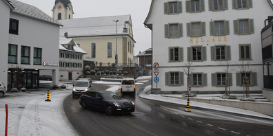 Linksabbiegen von der Roos- in die Bahnhofstrasse ist weiterhin erlaubt. Der Pfosten rechts gegen die Strählgasse hin soll aber ungeduldig Wartende am Ausweichmanöver hindern. Das funktioniere, meint die Gemeinde Wollerau, auch das schräge Trottoir und der Fussgängerstreifen beim «Sankt Verena» seien kein Problem. Eine Anwohnerin ist damit jedoch nicht einverstanden. (Bild: Andreas Knobel)