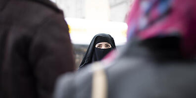 Frauen im Niqab sind in der Schweiz zwar ein seltenes Bild: Eine Initiative möchte die Vollverschleierung im öffentlichen Raum aber in der gesamten Schweiz verbieten. (Archivbild)
