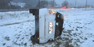 Bei Niederurnen geriet dieses Auto ins Schleudern, fuhr über die Böschung und überschlug sich auf der Wiese.