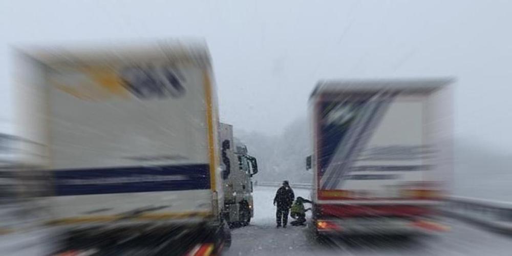 Auch im Kanton Schwyz blieben wegen der starken Schneefälle Lastwagen stecken, so wie hier auf der Hauptstrasse 8 zwischen Pfäffikon und Schwyz.