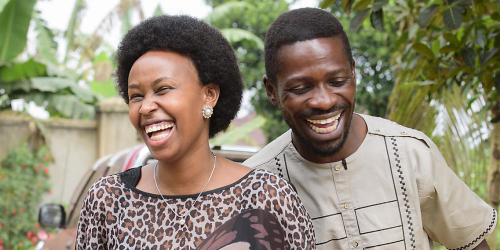 Bobi Wine, Popstar und Präsidentschaftskandidat der Opposition, mit bürgerlichem Namen Robert Kyagulanyi, lacht nach der Stimmabgabe zur Präsidenten- und Parlamentswahl mit seiner Frau Barbie Kyagulanyi. Foto: Nicholas Bamulanzeki/AP/dpa