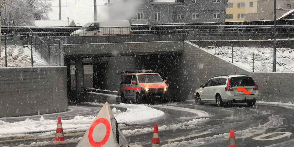 Ein Lastwagen blieb in der Unterführung in Lachen stecken.