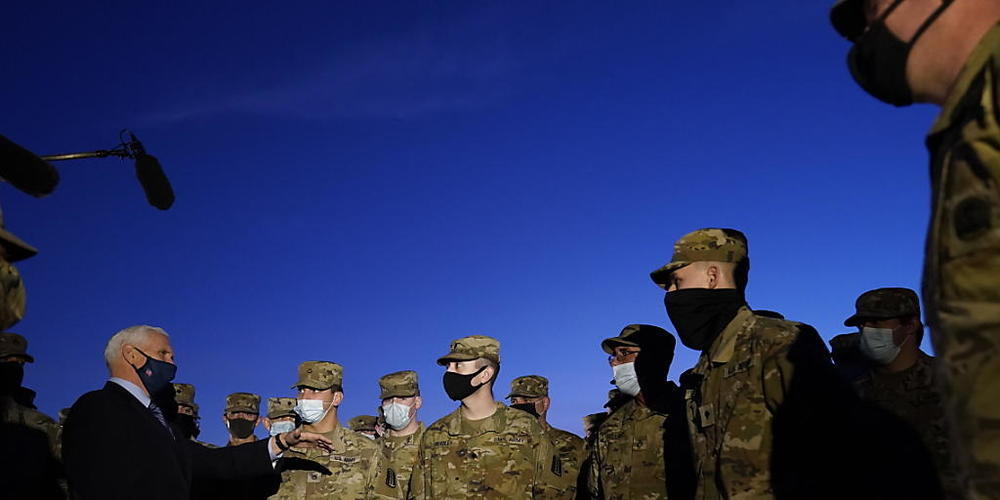 Mike Pence (l), Vizepräsident der USA, spricht mit Truppenmitgliedern der Nationalgarde vor dem US-Kapitol. Das FBI ist besorgt über potenzielle Gewaltakte rund um die Vereidigung des künftigen Präsidenten Joe Biden in der kommenden Woche. Foto: A...