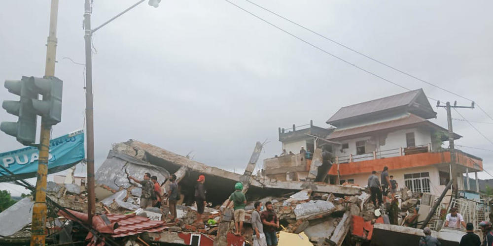 Bei einem Erdbeben der Stärke 6,2 sind auf der indonesischen Insel Sulawesi mehrere Menschen ums Leben gekommen. Foto: Rudy Akdyaksyah/AP/dpa