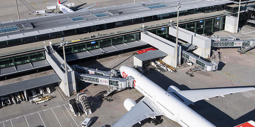 Der Flughafen Zürich will die Investitionen in den kommenden drei Jahren zurückfahren. Wachstums-Projekte wie der Terminal-Neubau sollen verschoben werden. (Archivbild)