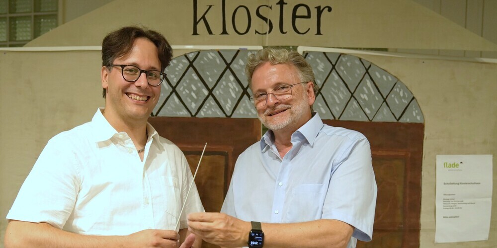   Pascal Hanselmann nimmt symbolisch den Leitungsstab der Buebeflade aus den Händen von Johann Schuster entgegen. 