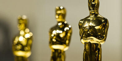 ARCHIV - Mehrere Oscars stehen im Deutschen Filmmuseum. Im Rahmen der Oscar-Verleihung Ende April sollen in diesem Jahr erstmals zwei Ehren-Oscars für humanitäre Verdienste vergeben werden. Foto: Nicolas Armer/dpa