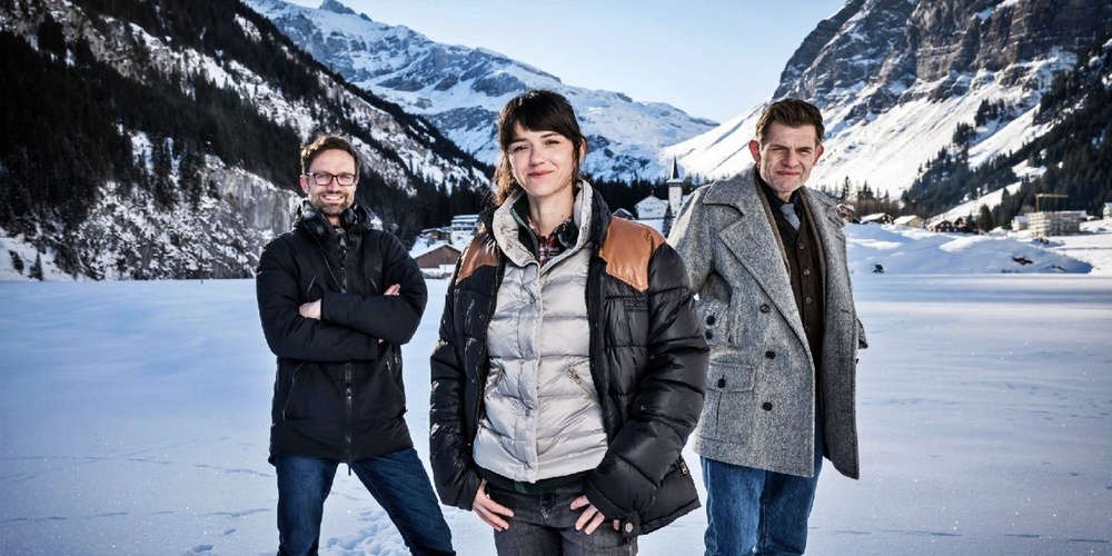 Für die vierte Staffel sind (v.l.n.r) Regisseur Claudio Fäh, Schauspielerin Sarah Spale und Schauspieler Marcus Signer im Glarnerland unterwegs. (Bild: SRF/Pascal Mora)