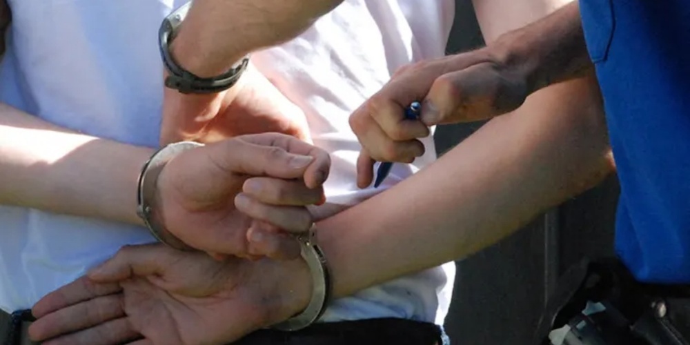 Nach einem erneuten Zeugenaufruf stellten sich drei junge Tatverdächtige der Polizei – sie wurden festgenommen.