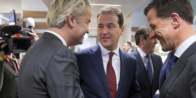 ARCHIV - Geert Wilders (l), Vorsitzender der niederländischen rechtspopulistischen Partei für die Freiheit (PVV) begrüsst Ministerpräsident Mark Rutte (VVD, r) und Vizepremier Lodewijk Asscher (PVDA) bei einem Besuch bei der niederländischen Tages...