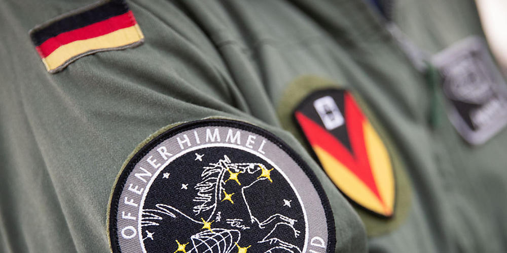 ARCHIV - Das Abzeichen für die Mission «Offener Himmel» prangt am Arm eines Crew-Mitglieds des neuen A319-Missionsflugzeugs der Bundeswehr. Foto: Christian Charisius/dpa
