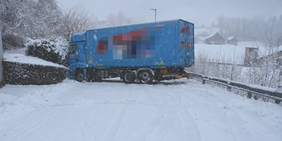 Winterliche Strassenverhältnisse stellten diesen Lastwagen in Lichtensteig vor gewisse Probleme.
