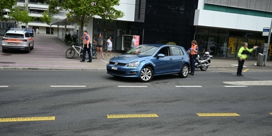 Als die Lenkerin ihr Auto bei der Joner Bushaltestelle Kreuz wieder in den Verkehr einfügen wollte, kam es zur Kollision mit einem Motorrad.