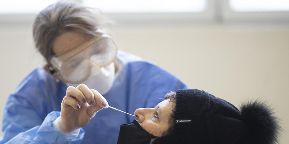 Eine Gesundheitsfachfrau führt einen Coronavirus-Schnelltest durch. (Archivbild)