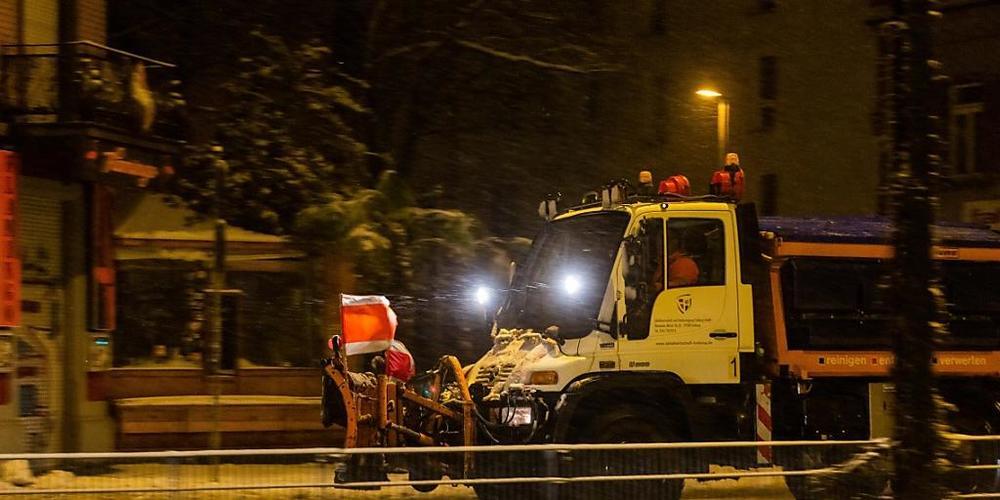 EIn Räumfahrzeug fährt durch Freiburg. Foto: Philipp von Ditfurth/dpa