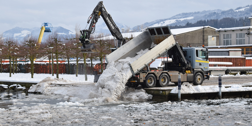 Der Schnee muss von den Strassen abgetragen und an geprüften Orten entsorgt werden.  Märchler und Höfner sind über die Umweltbelastungen besorgt.