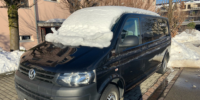 Wurde auf einem privaten Parkplatz stehen gelassen: der VW Transporter mit Thurgauer Kennzeichen. Bild zvg