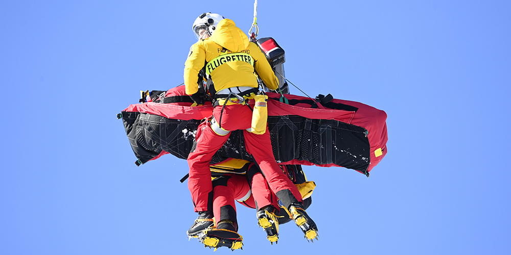 Urs Kryenbühl wird von den Rettungskräften ins Spital geflogen. (Bild: Keystone)