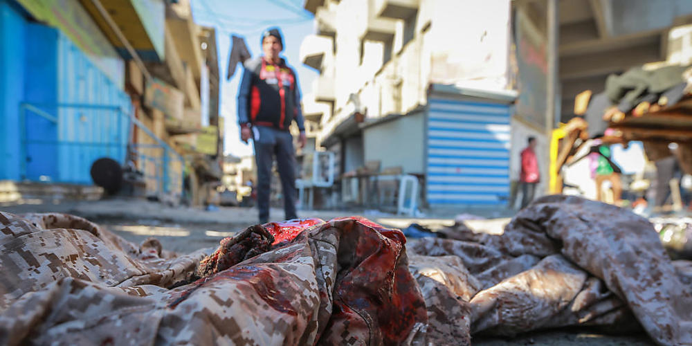 dpatopbilder - Ein blutbeflecktes Laken liegt am Ort eines tödlichen Anschlags, einem Straßenmarkt für gebrauchte Kleidung im Stadtzentrum. Bei einem schweren Doppelanschlag in der irakischen Hauptstadt Bagdad sind am Donnerstag mindestens 28 Mens...