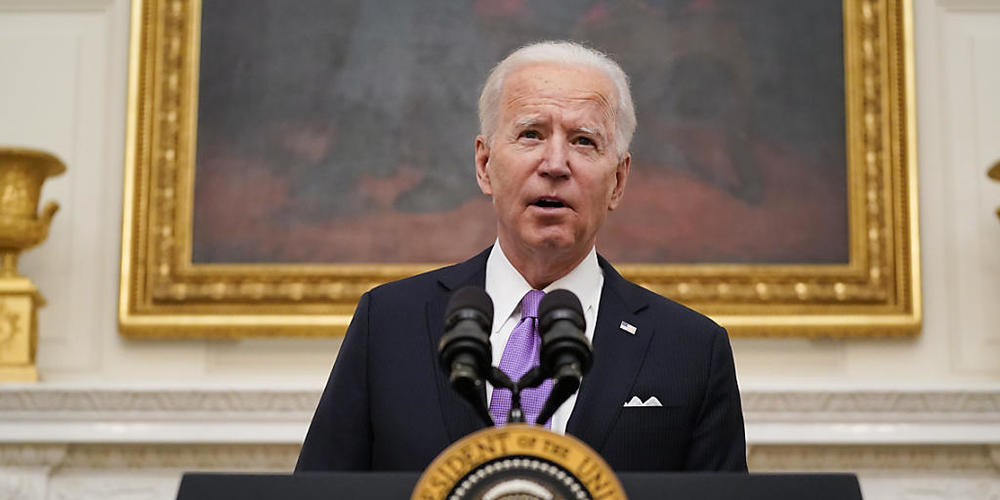 dpatopbilder - Joe Biden, Präsident der USA, spricht über das neuartige Coronavirus im State Dinning Room des Weißen Hauses. Foto: Alex Brandon/AP/dpa