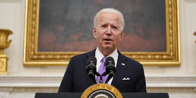 dpatopbilder - Joe Biden, Präsident der USA, spricht über das neuartige Coronavirus im State Dinning Room des Weißen Hauses. Foto: Alex Brandon/AP/dpa