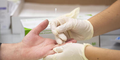 Vier Prozent der Rekruten und Kaderleute, die am Montag in die Rekrutenschulen eingerückt sind, sind positiv auf das Coronavirus getestet worden. (Archivbild)