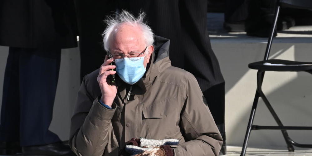 Senator Bernie Sanders trägt Handschuhe währemd der 59. Amtseinführung des Präsidenten vor dem US-Kapitol. Foto: Saul Loeb/Pool AFP/AP/dpa