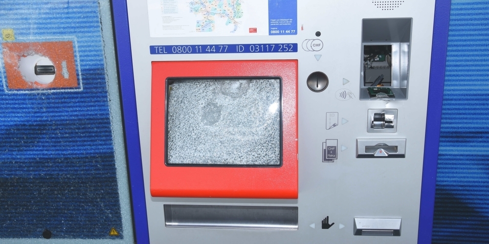 Dieser Billett-Automat neben Gleis 1 im Kaltbrunner Bahnhof wurde auf unbekannte Weise beschädigt.